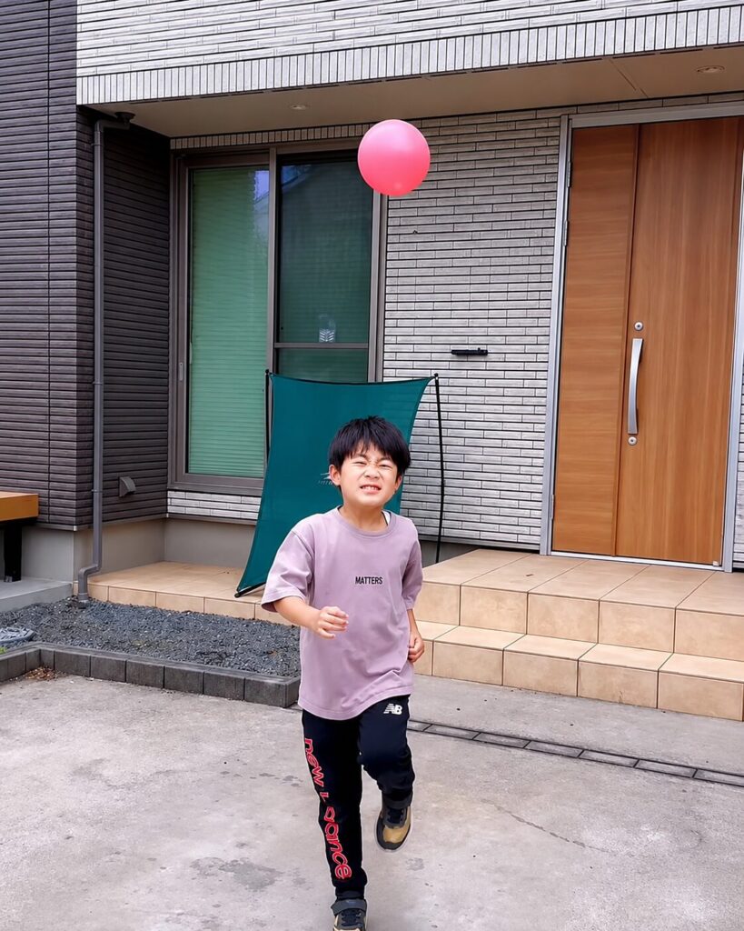 やわらかいボールを使ってフライキャッチ練習をしている様子